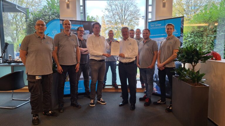 New ALEE–ThyssenKrupp partnership strengthens component durability testing The certificate handover: Stefano Mastrogiovanni, managing director of ALEE (left) and Dr Jan Kurzok, head of the thyssenkrupp test center (right).